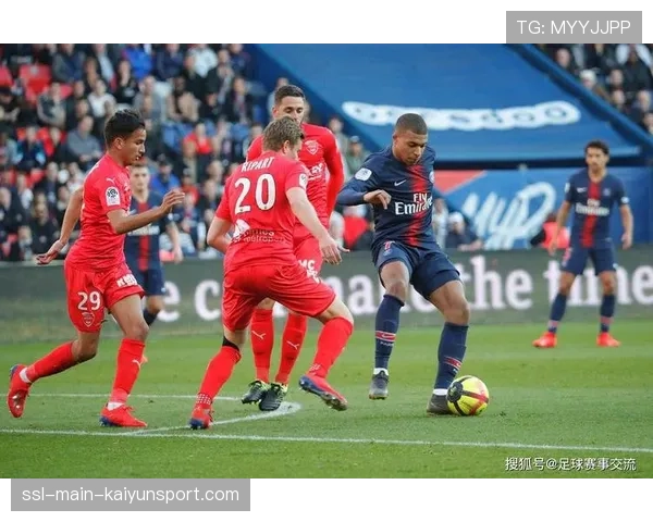 战术复盘：马赛制胜球解析，一次精心设计的任意球战术击穿洛里昂人墙